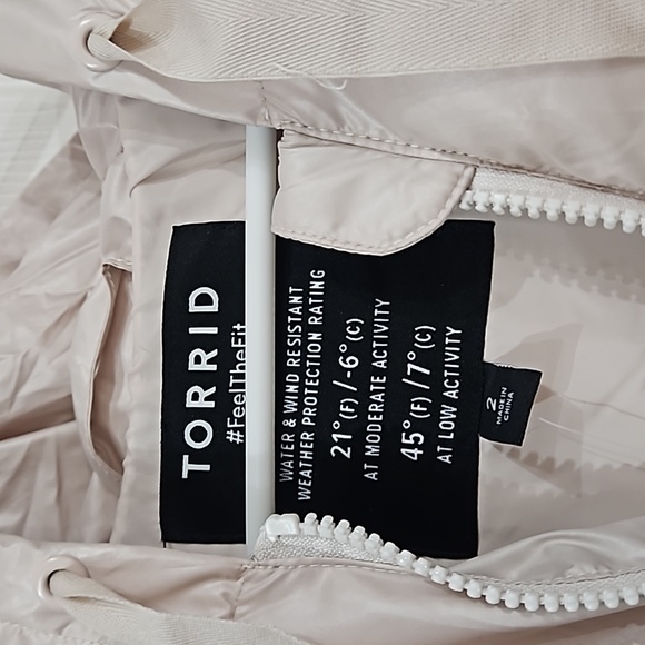 Torrid cropped hooded puffer jacket champagne pink color size 2x 18-20 - Picture 4 of 8